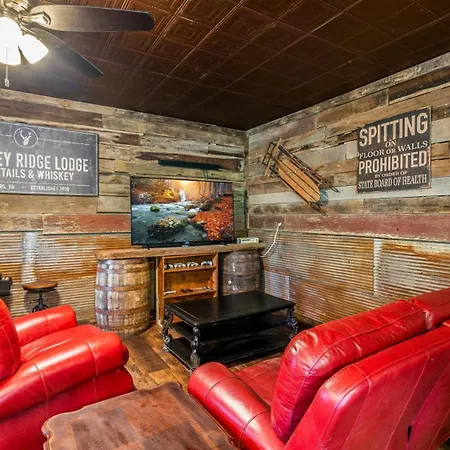 Whiskey Ridge Lodge: 1940s Gem with City Views and Custom Game Room Gatlinburg Exterior photo