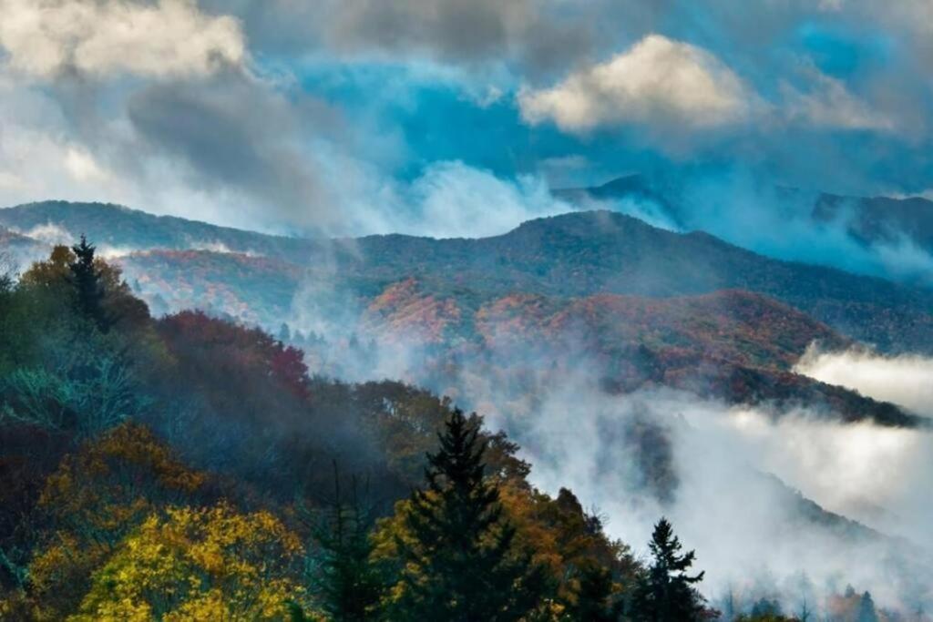 Holiday home Whiskey Ridge Lodge: 1940s Gem With Views And Custom Game Gatlinburg