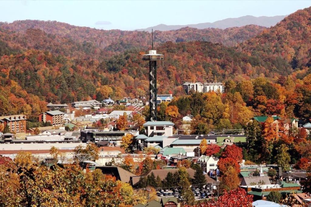 Whiskey Ridge Lodge: 1940s Gem With Views And Custom Game Holiday home