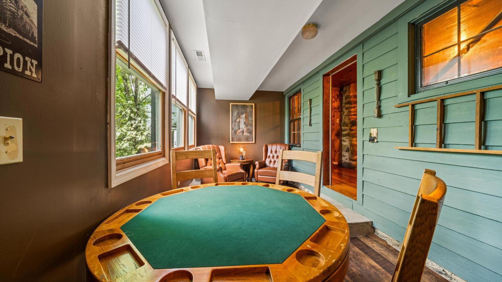 Holiday home Whiskey Ridge Lodge: 1940s Gem With Views And Custom Game