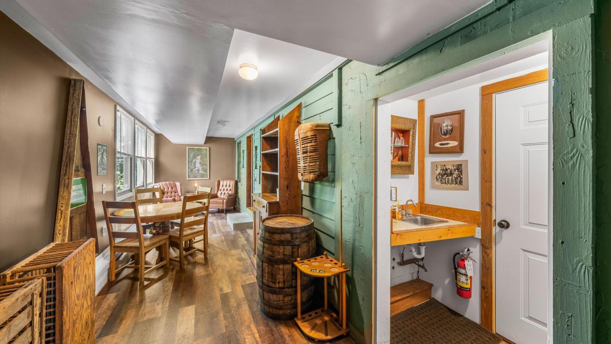 Whiskey Ridge Lodge: 1940s Gem With Views And Custom Game