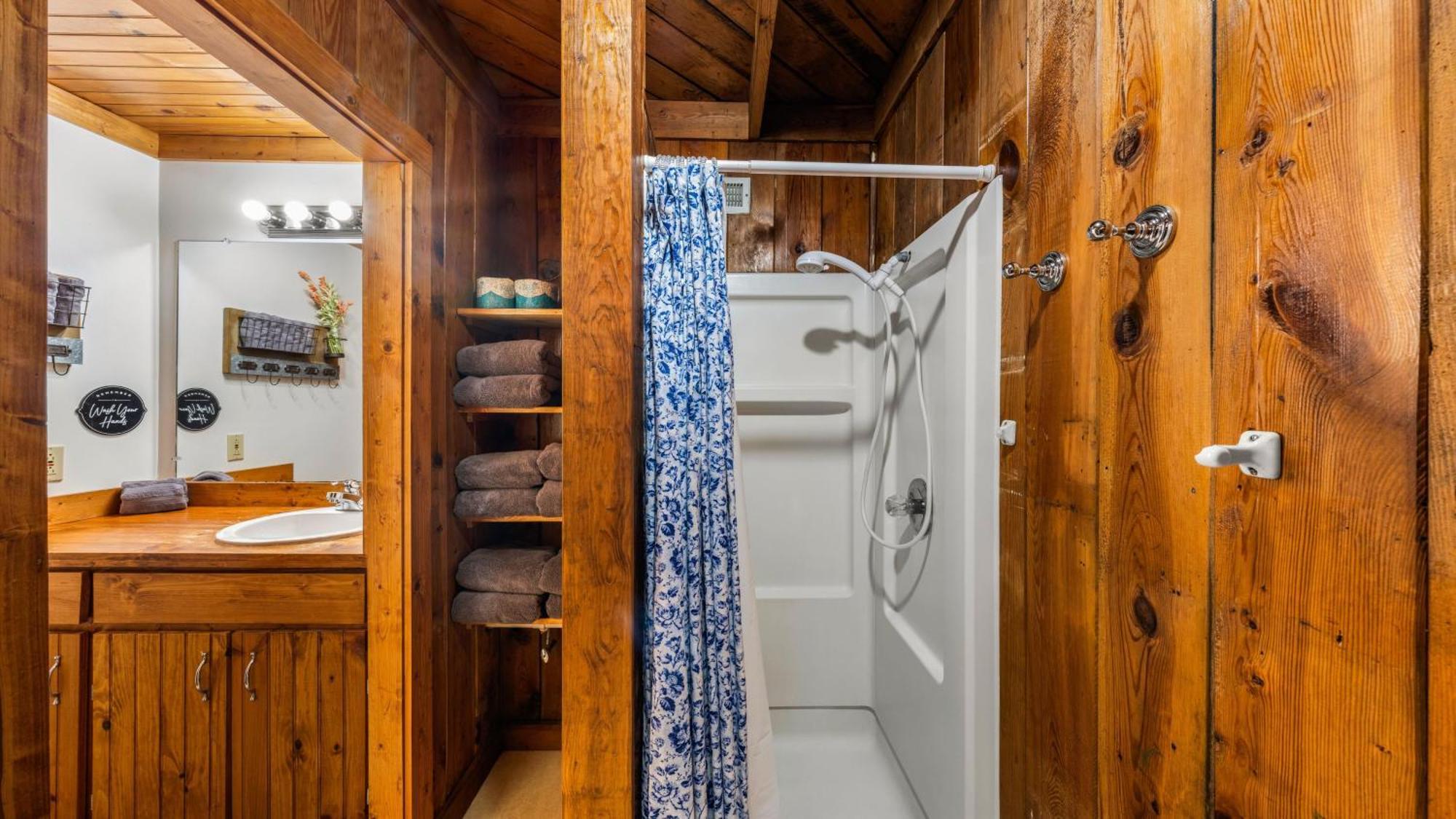 Whiskey Ridge Lodge: 1940s Gem With Views And Custom Game Holiday home *