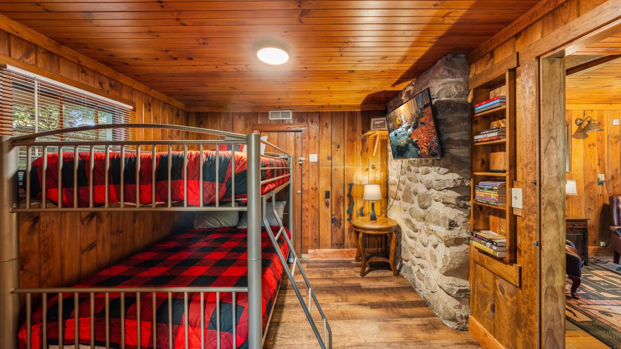 Holiday home Whiskey Ridge Lodge: 1940s Gem With Views And Custom Game Gatlinburg