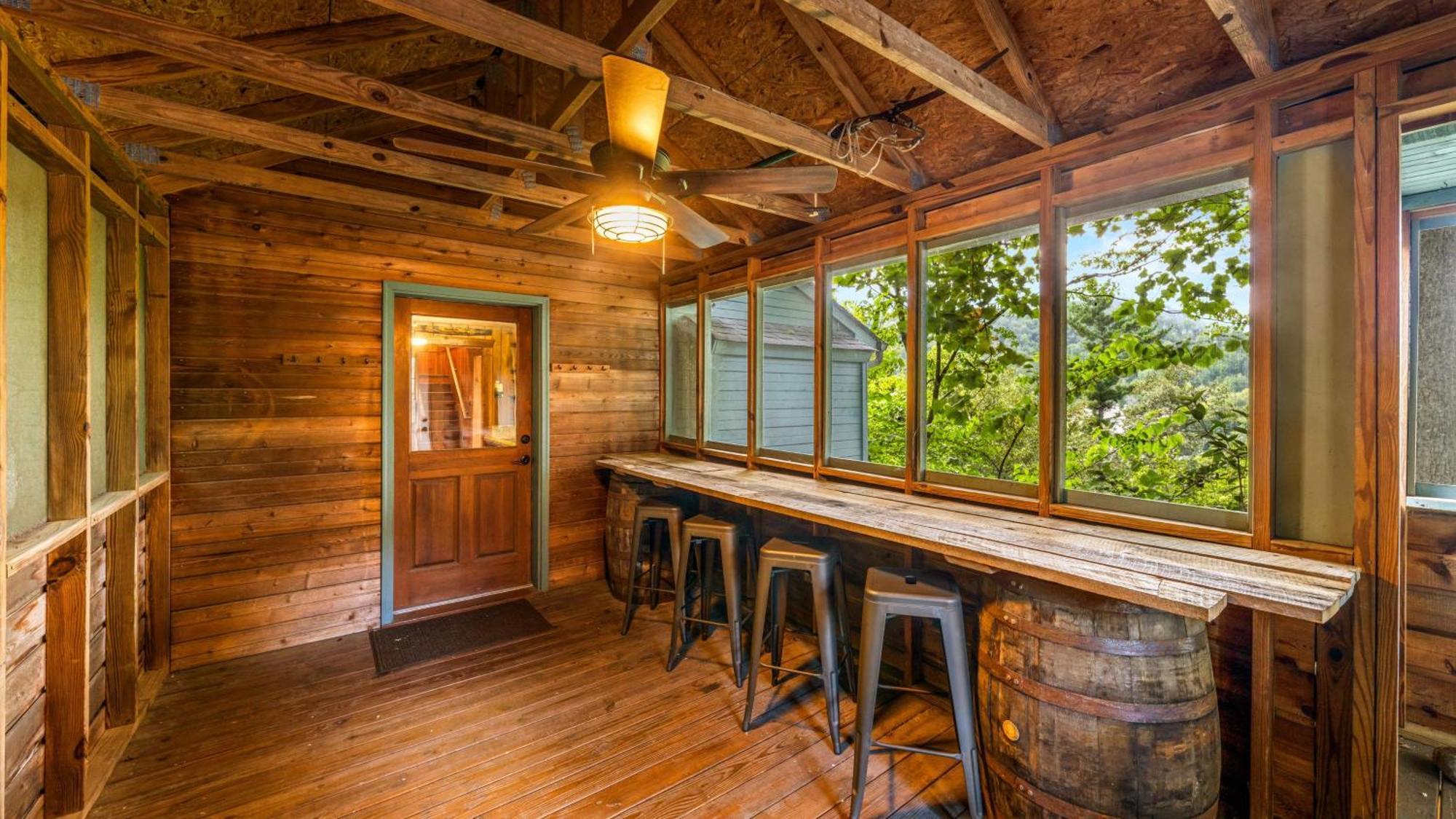 Whiskey Ridge Lodge: 1940s Gem With Views And Custom Game * Gatlinburg