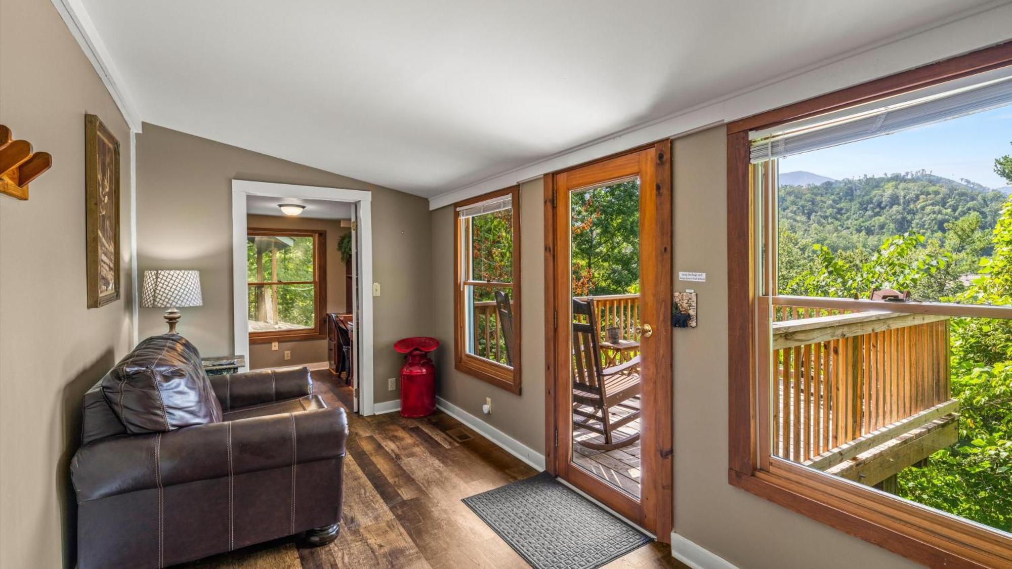 Whiskey Ridge Lodge: 1940s Gem With Views And Custom Game Holiday home