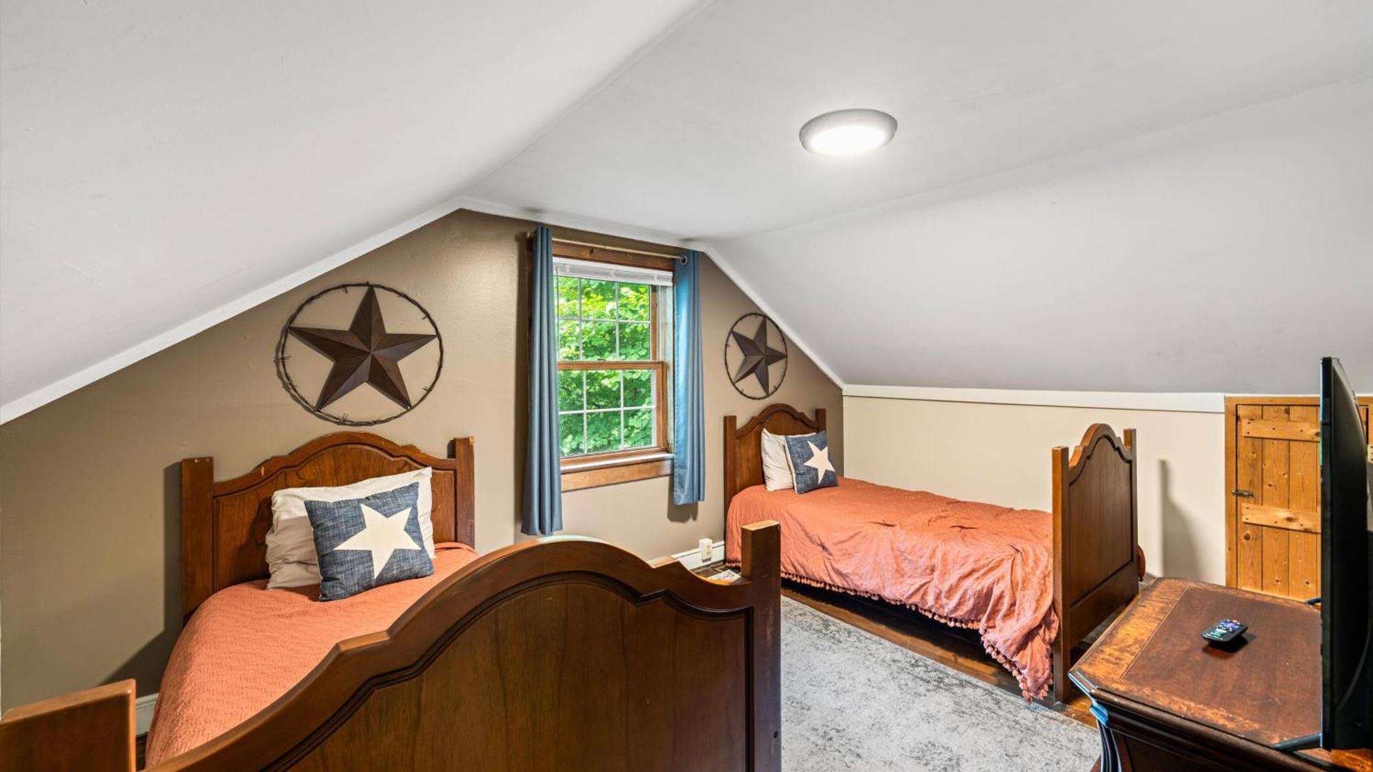 Holiday home Whiskey Ridge Lodge: 1940s Gem With Views And Custom Game Gatlinburg