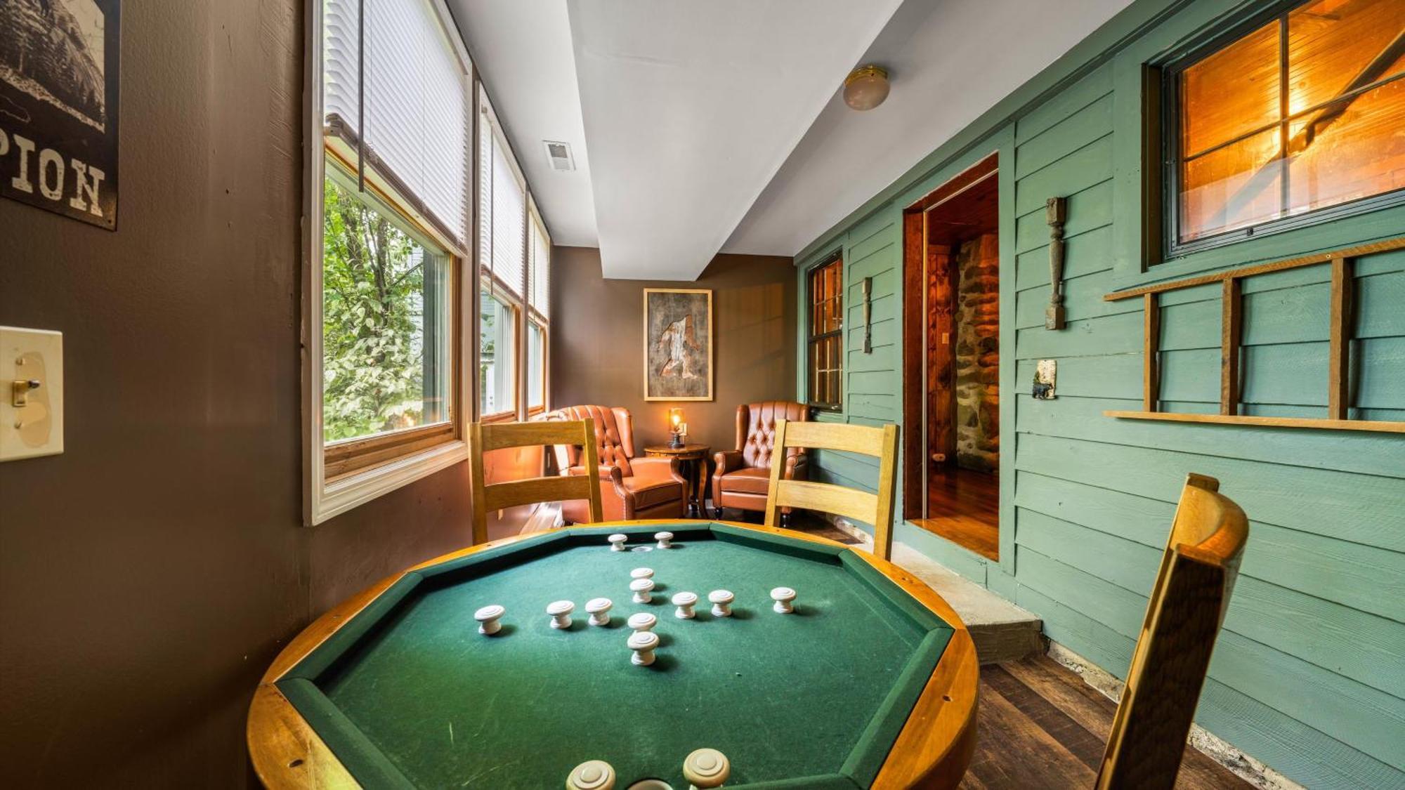 Holiday home Whiskey Ridge Lodge: 1940s Gem With Views And Custom Game