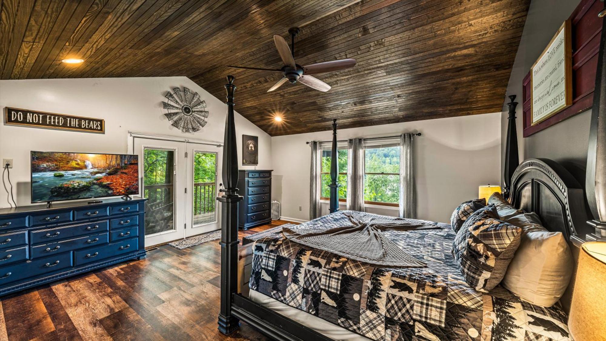 Whiskey Ridge Lodge: 1940s Gem With Views And Custom Game Holiday home Gatlinburg