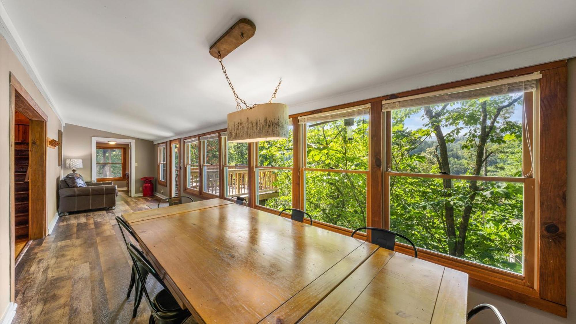 Whiskey Ridge Lodge: 1940s Gem With Views And Custom Game Holiday home *
