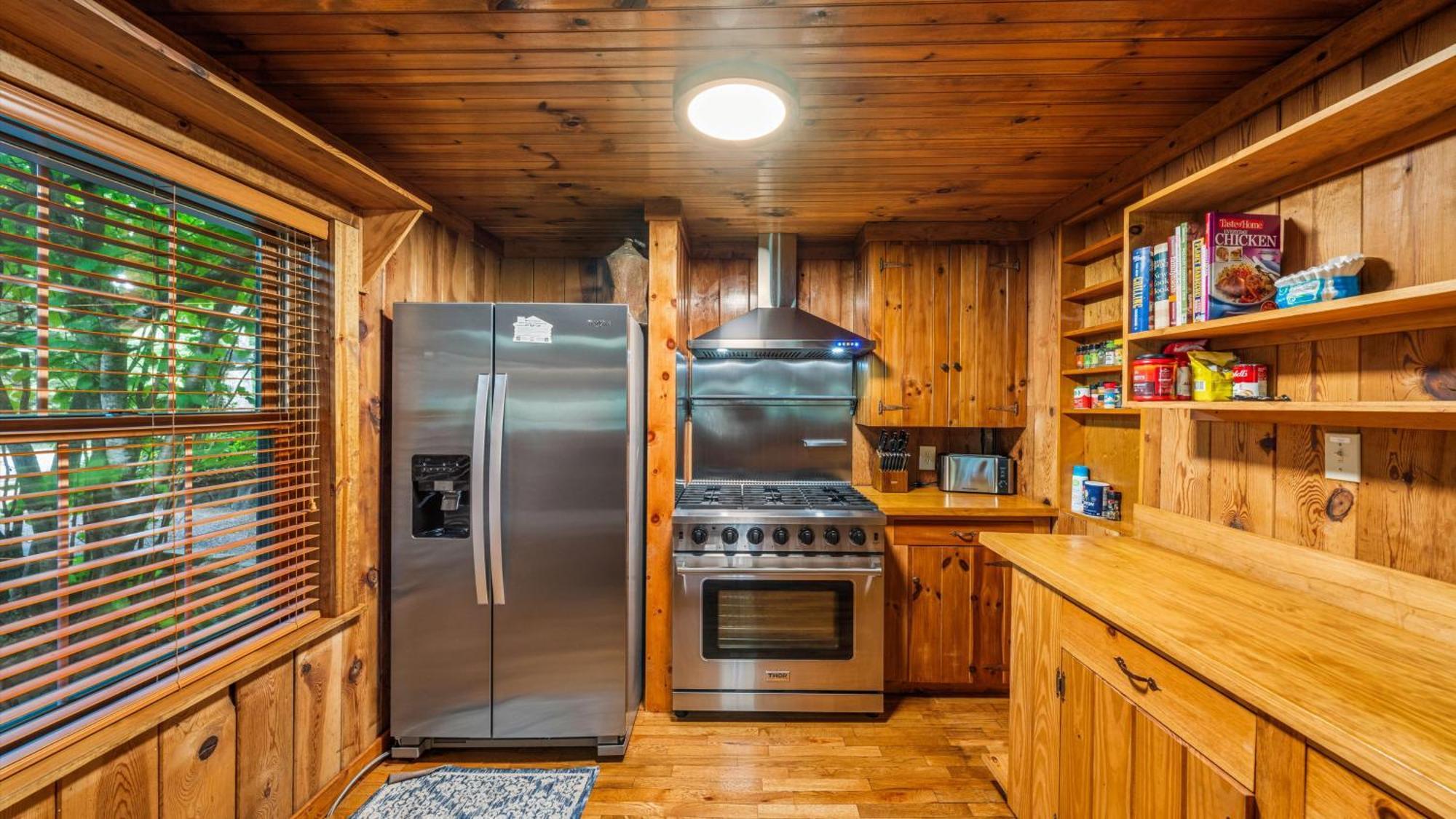 Whiskey Ridge Lodge: 1940s Gem With Views And Custom Game Holiday home