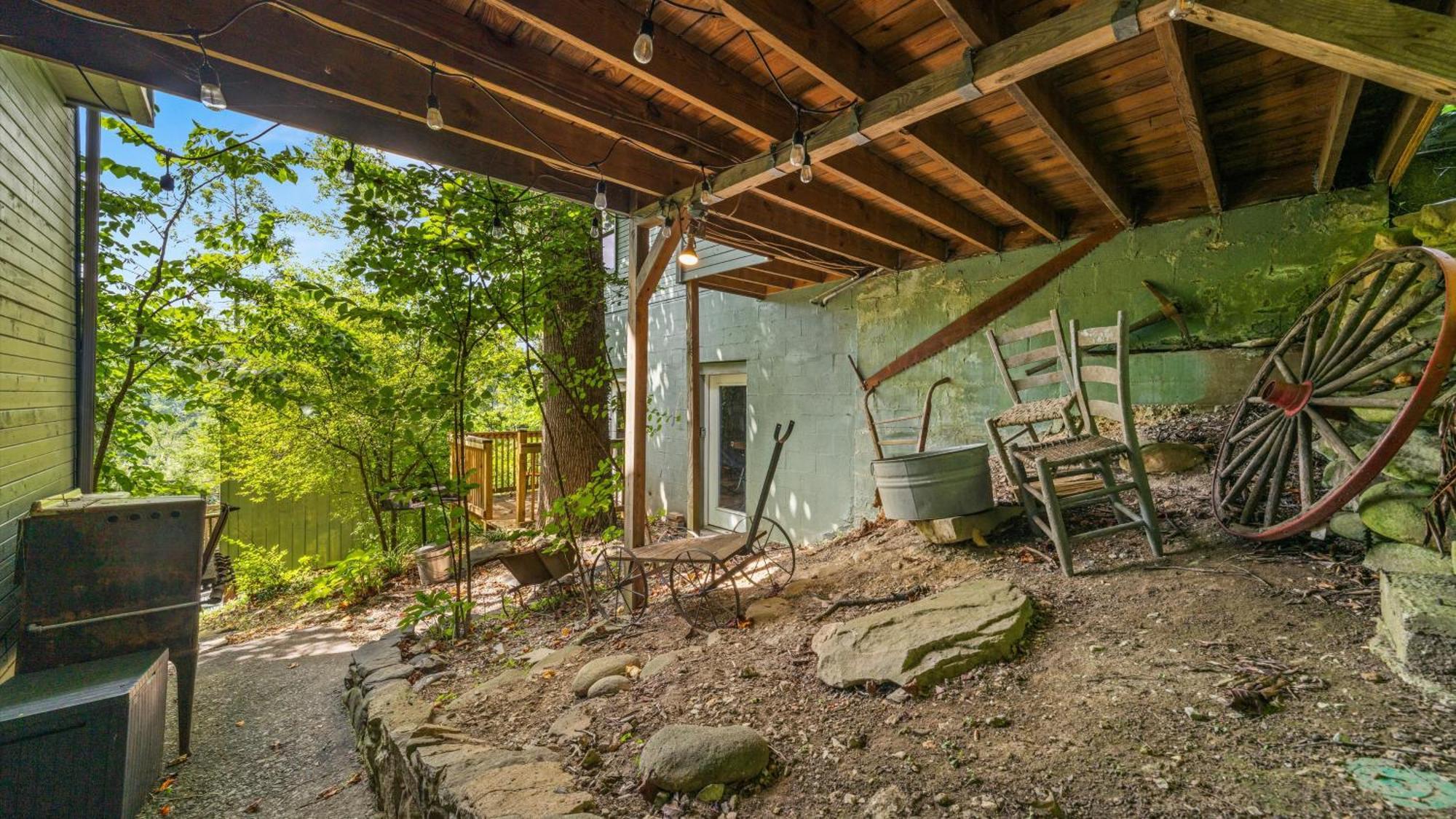 Holiday home Whiskey Ridge Lodge: 1940s Gem With Views And Custom Game *