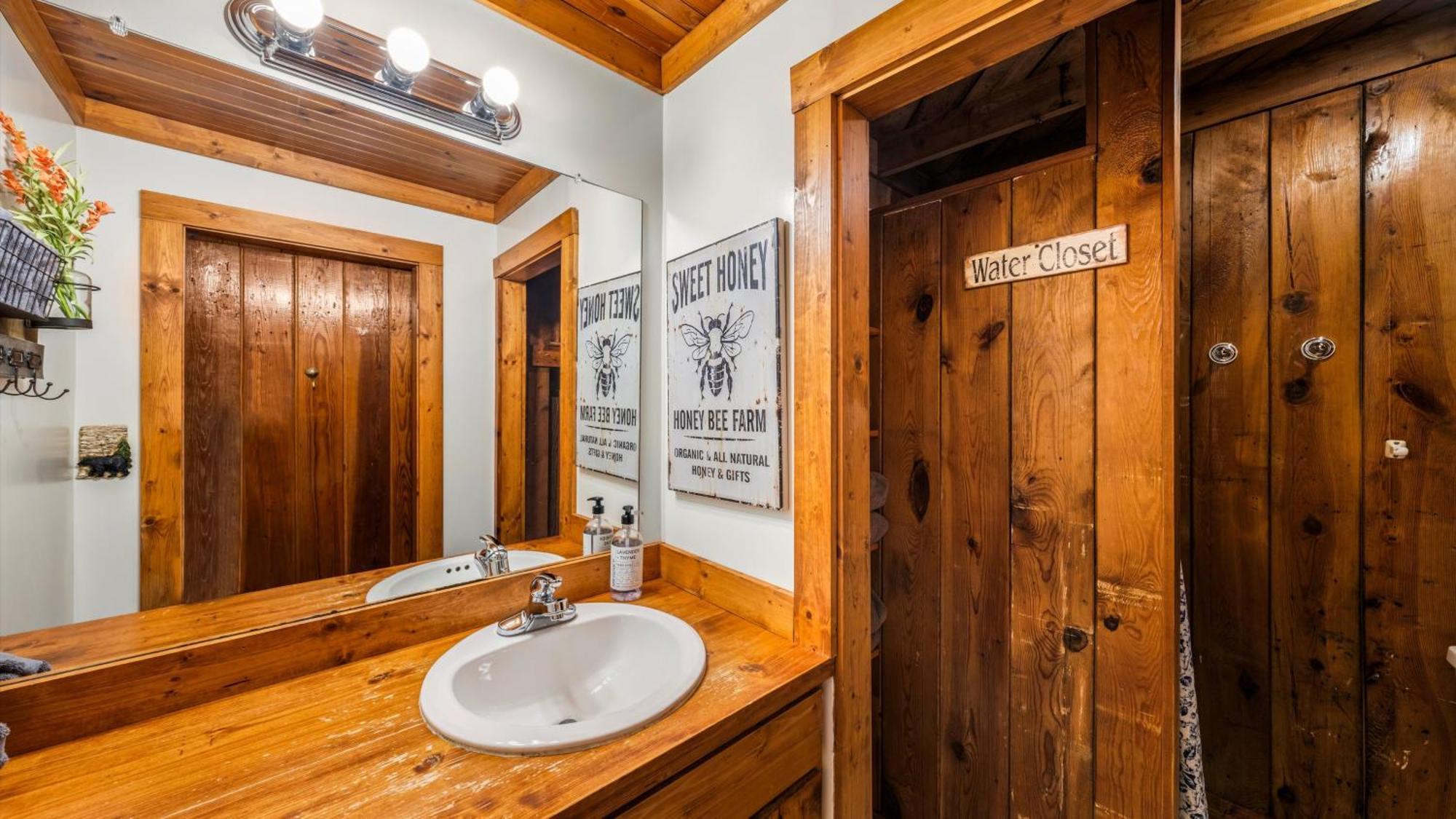 Whiskey Ridge Lodge: 1940s Gem With Views And Custom Game