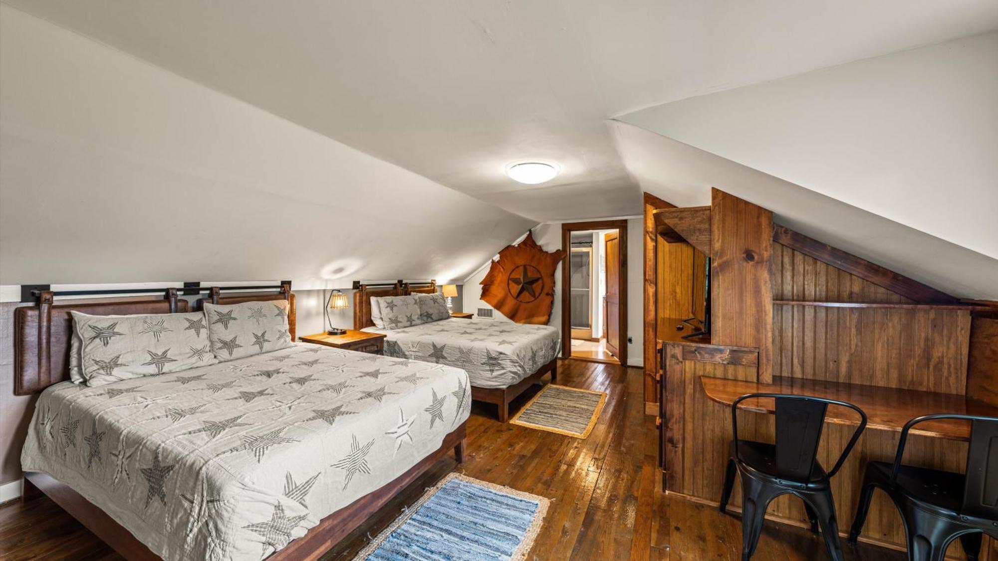 Whiskey Ridge Lodge: 1940s Gem With Views And Custom Game Holiday home *