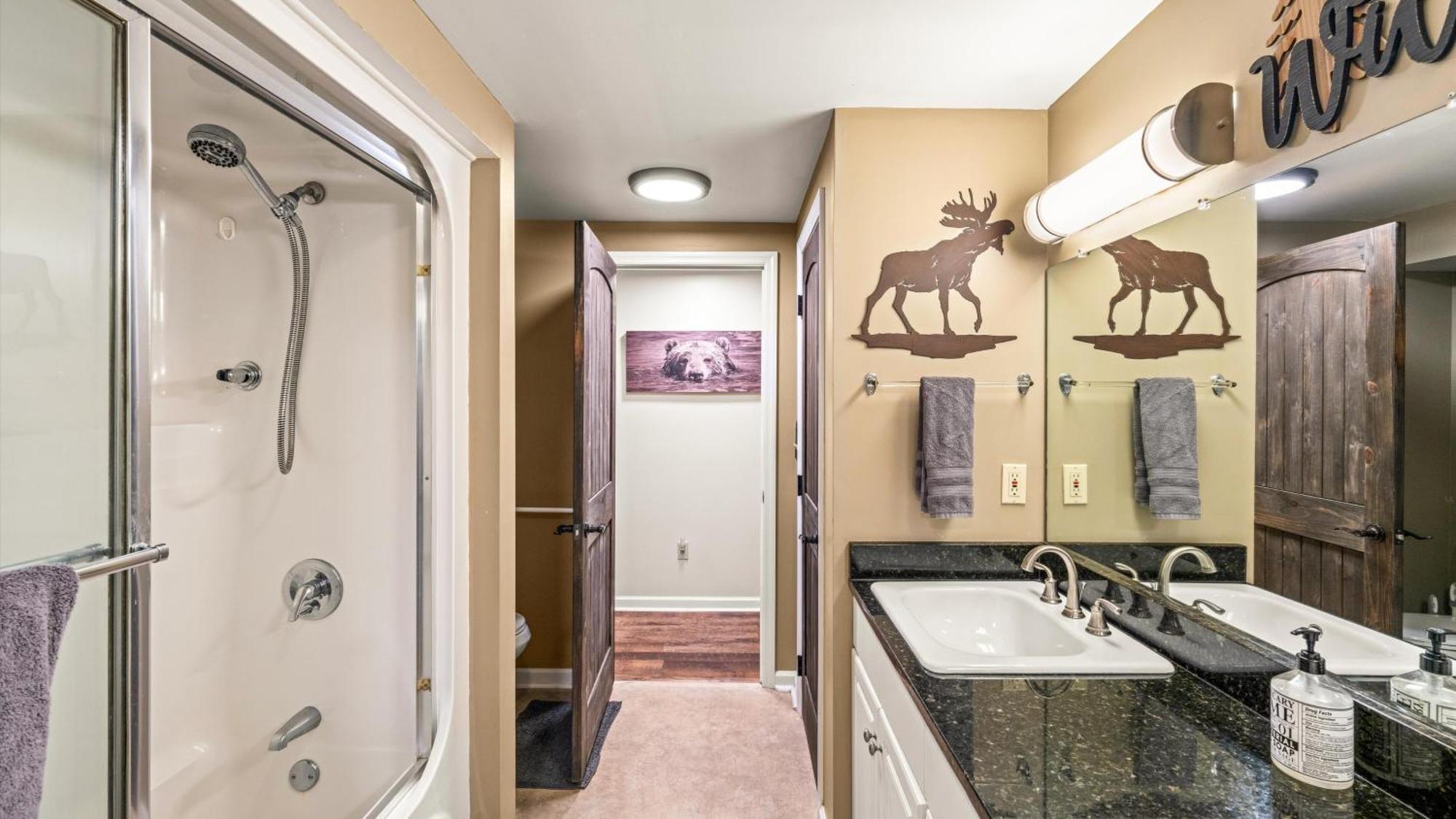 Holiday home Whiskey Ridge Lodge: 1940s Gem With Views And Custom Game Gatlinburg