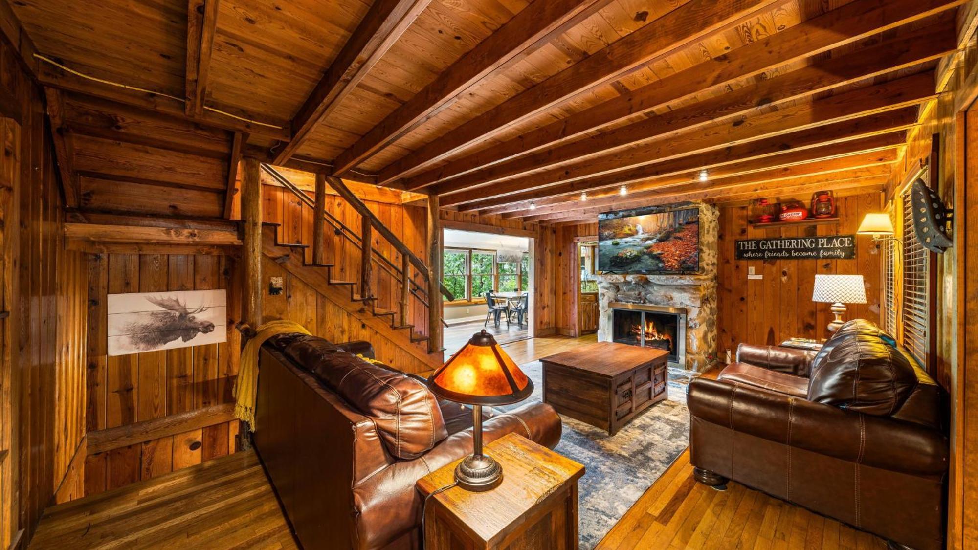 Holiday home Whiskey Ridge Lodge: 1940s Gem With Views And Custom Game *