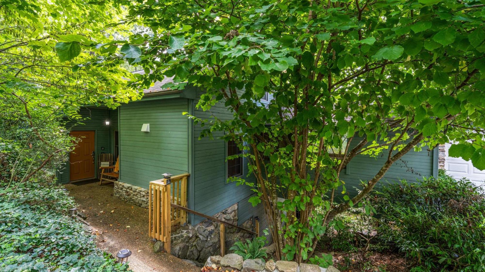 Whiskey Ridge Lodge: 1940s Gem With Views And Custom Game Holiday home Gatlinburg