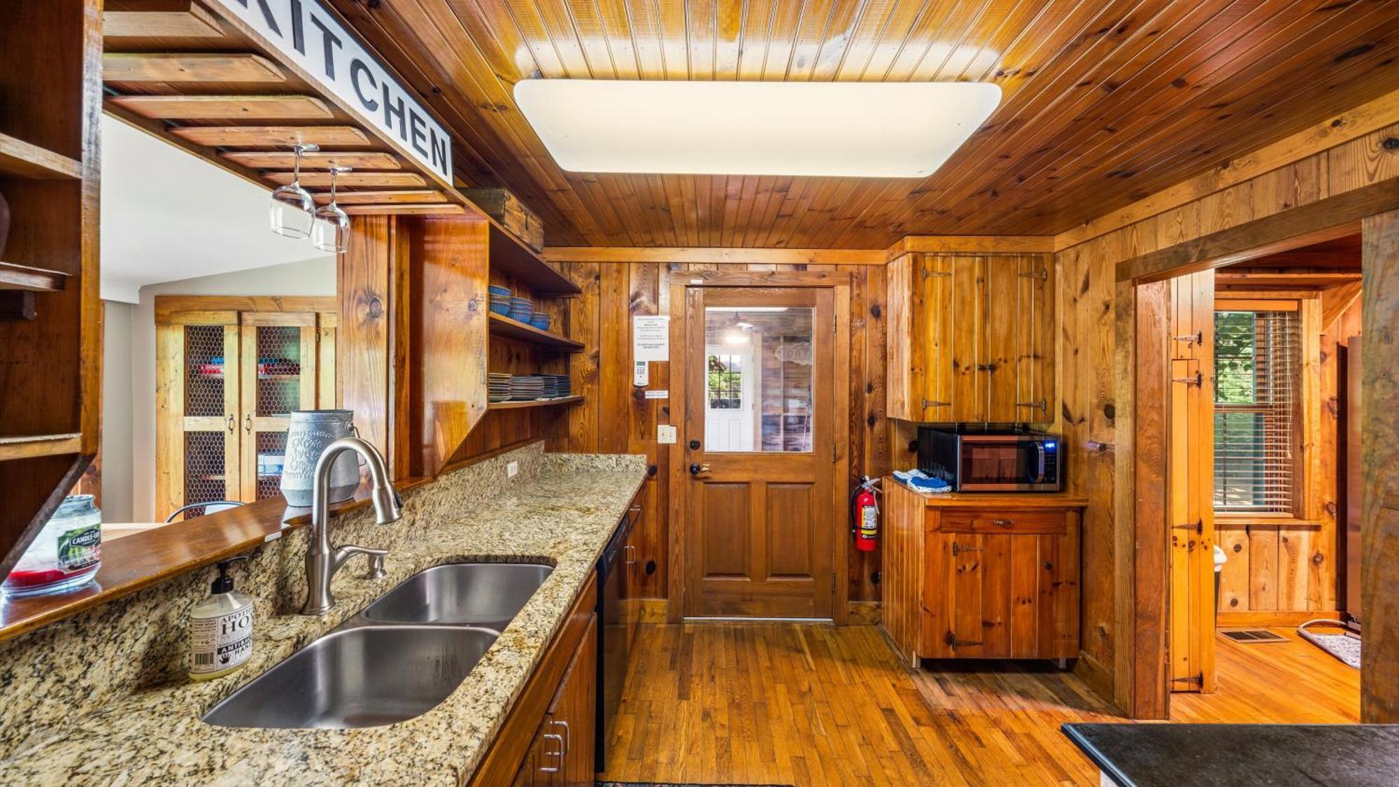 Whiskey Ridge Lodge: 1940s Gem With Views And Custom Game