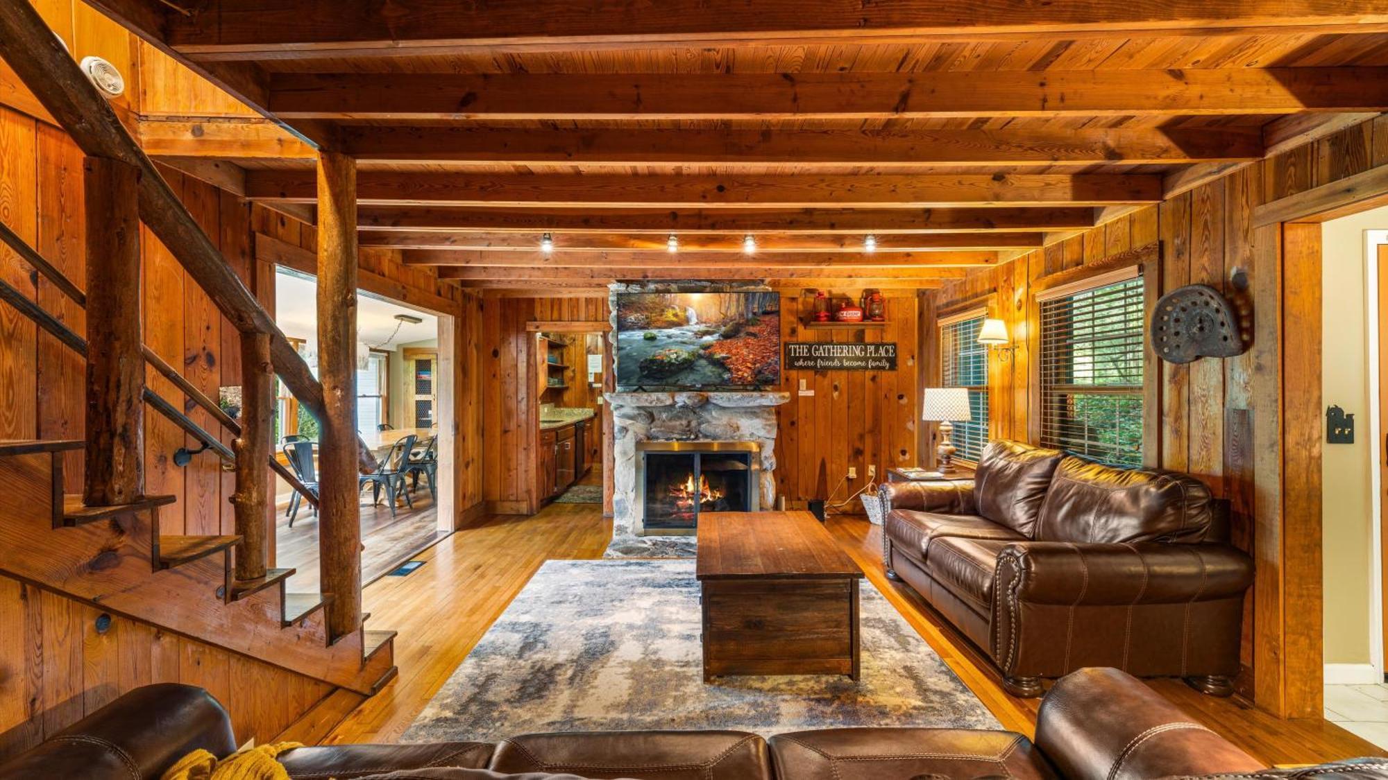 Whiskey Ridge Lodge: 1940s Gem With Views And Custom Game Holiday home Gatlinburg