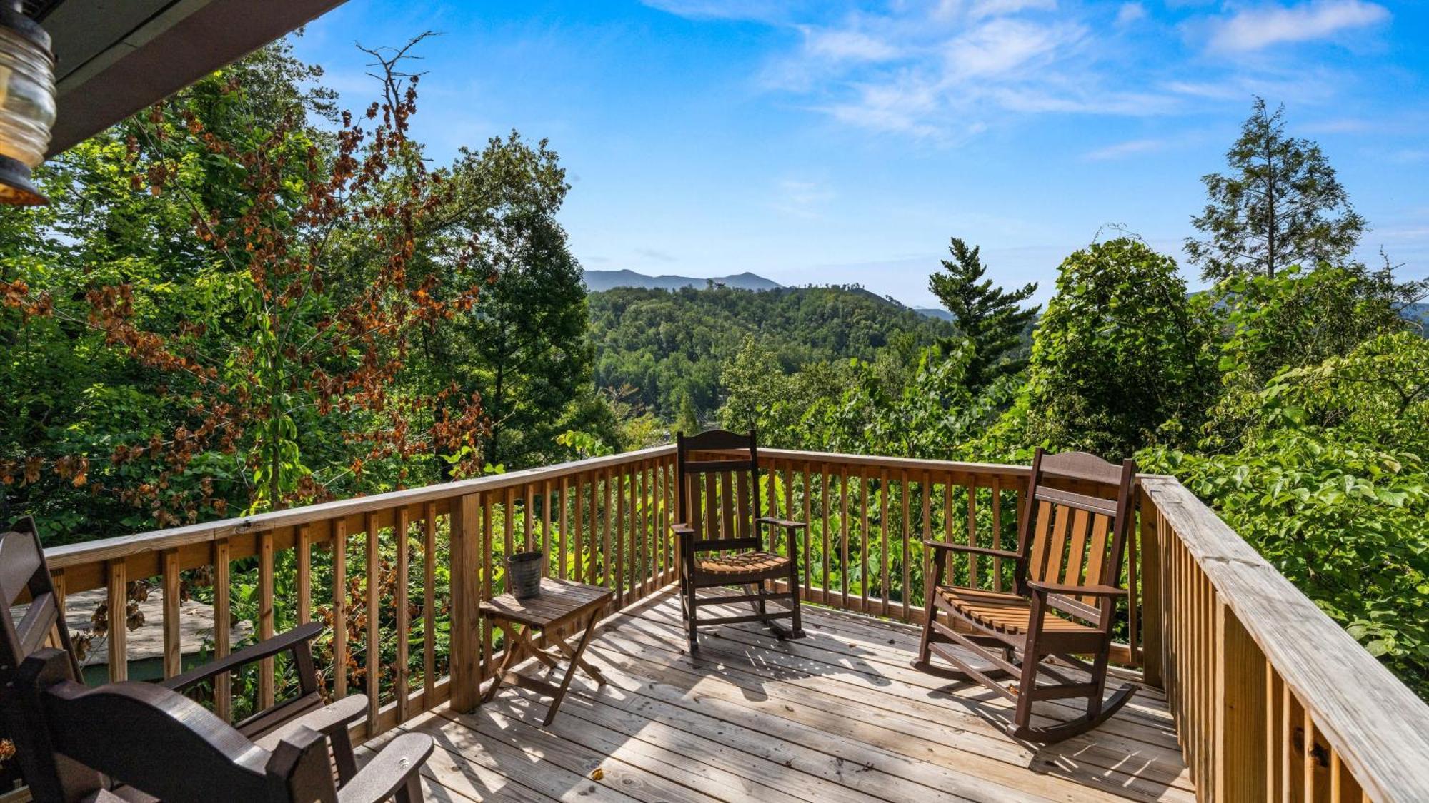 Whiskey Ridge Lodge: 1940s Gem With Views And Custom Game Holiday home