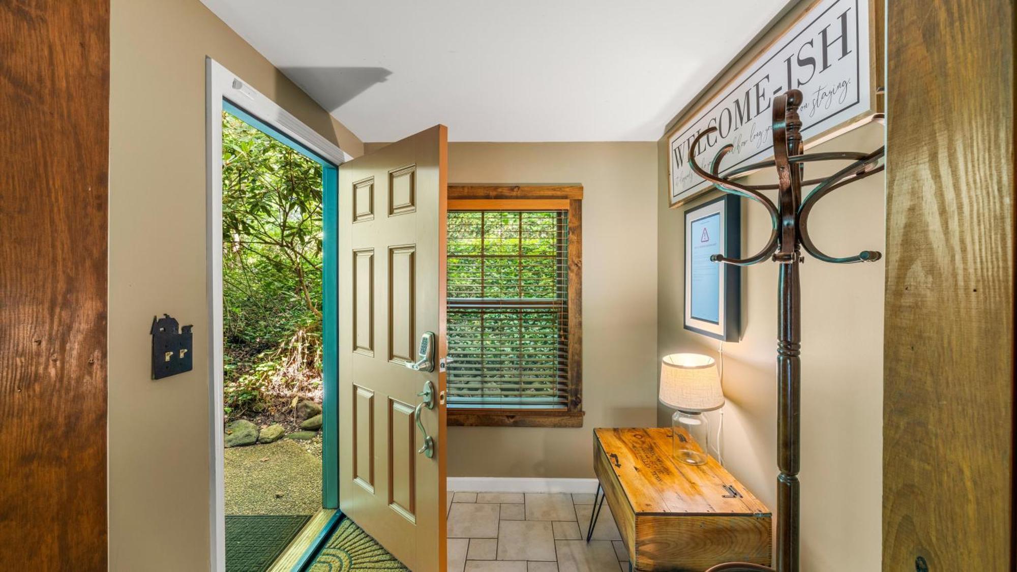 Whiskey Ridge Lodge: 1940s Gem With Views And Custom Game Holiday home *