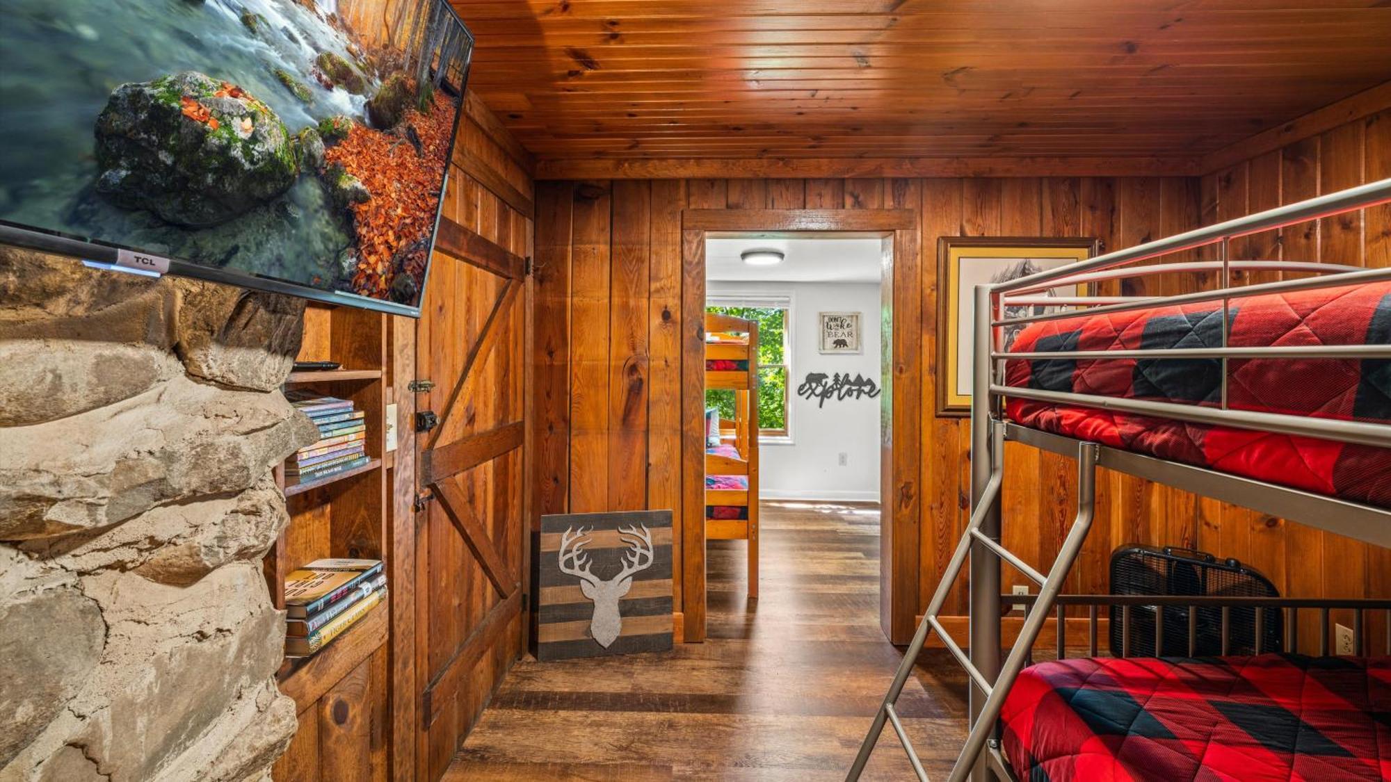 Whiskey Ridge Lodge: 1940s Gem With Views And Custom Game Holiday home Gatlinburg