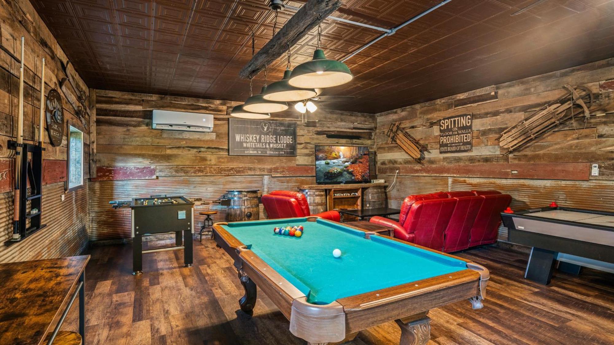 Whiskey Ridge Lodge: 1940s Gem With Views And Custom Game Holiday home