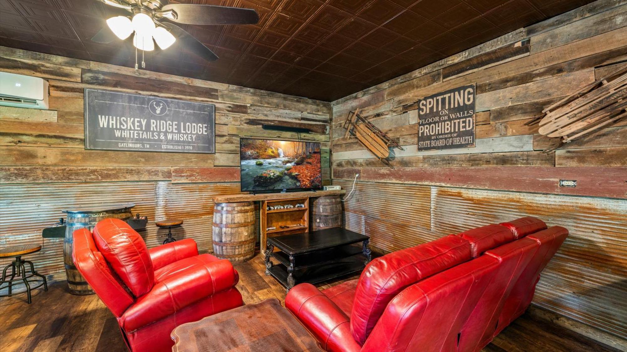 Whiskey Ridge Lodge: 1940s Gem With Views And Custom Game Holiday home Gatlinburg