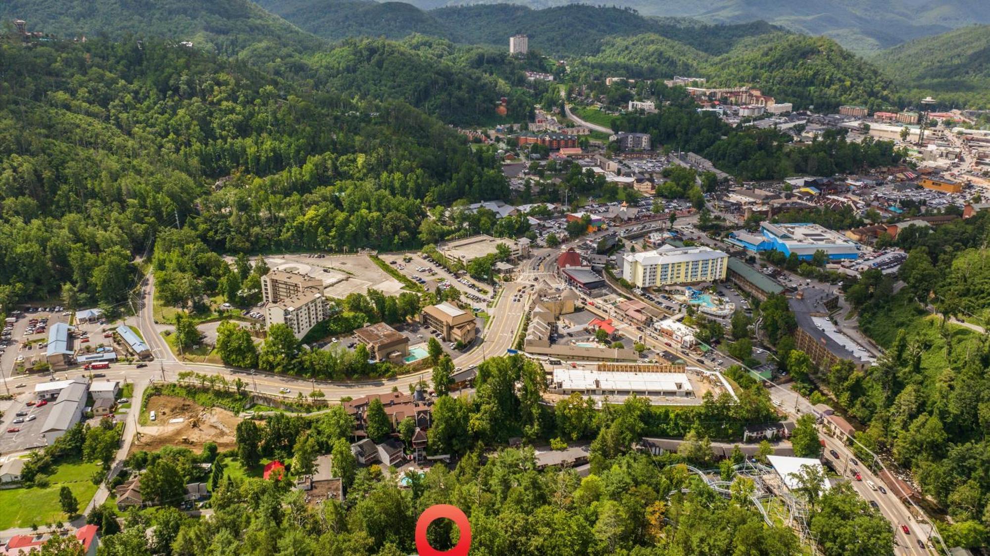 Whiskey Ridge Lodge: 1940s Gem With Views And Custom Game *