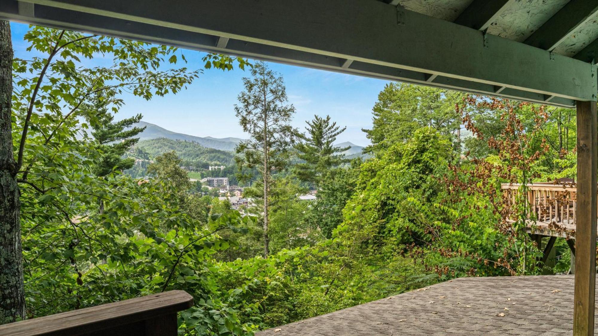 Whiskey Ridge Lodge: 1940s Gem With Views And Custom Game