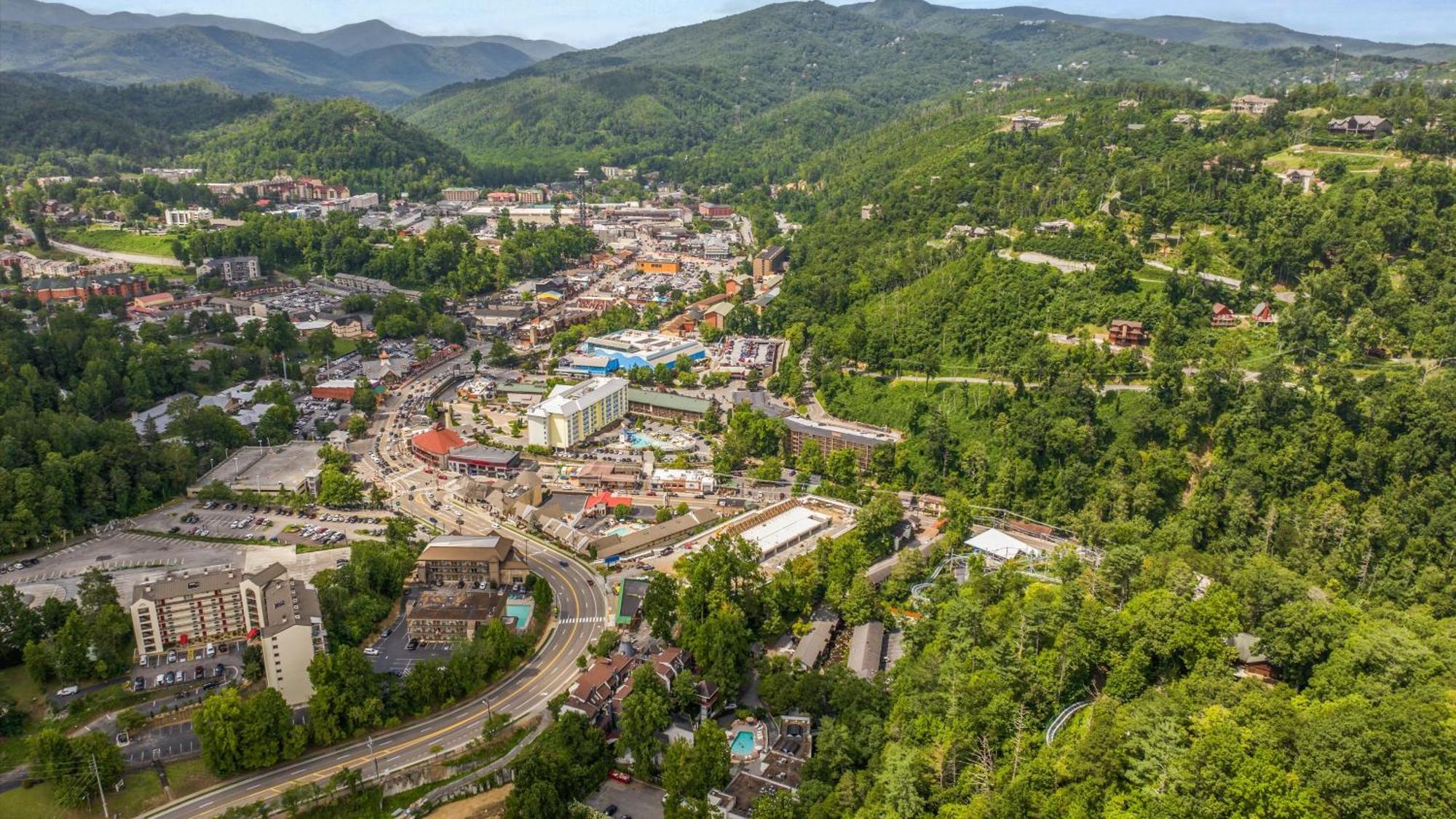 Holiday home Whiskey Ridge Lodge: 1940s Gem With Views And Custom Game Gatlinburg