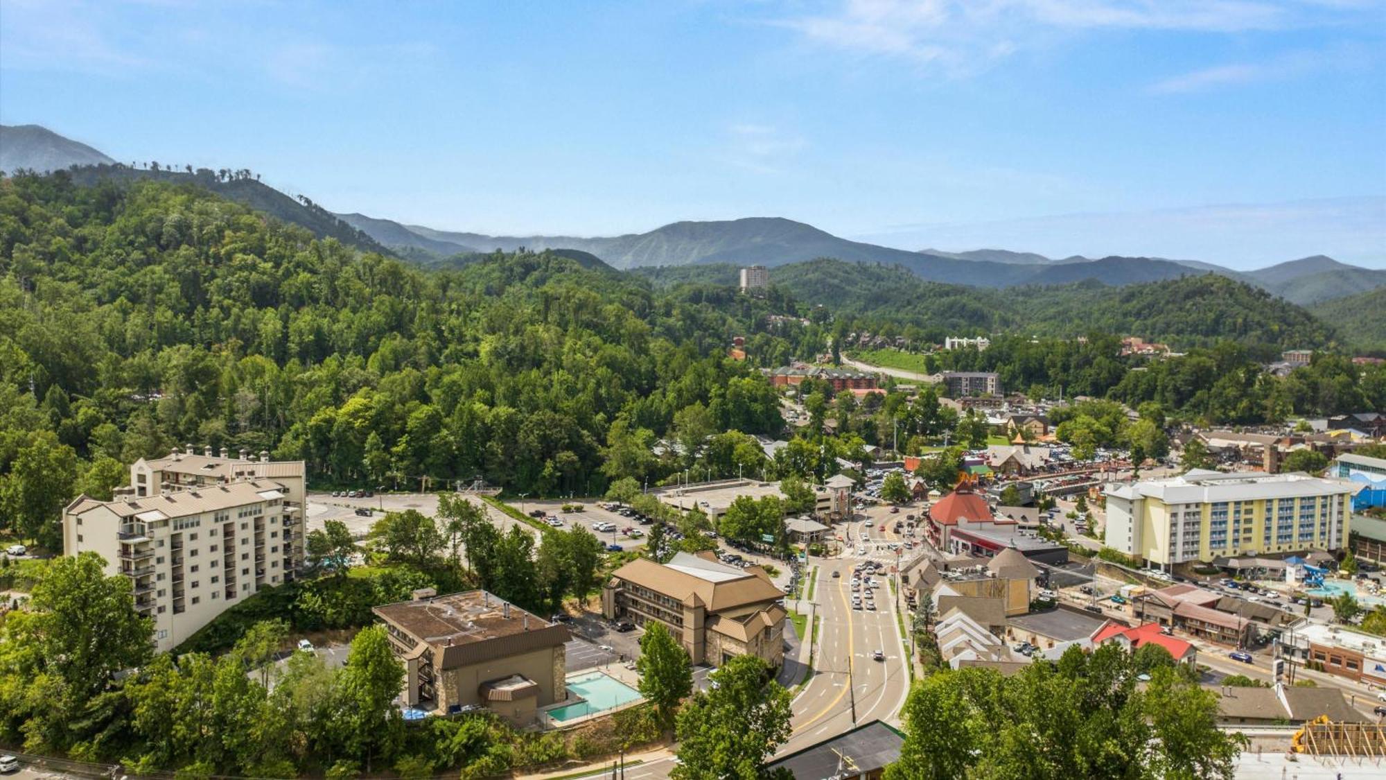 Holiday home Whiskey Ridge Lodge: 1940s Gem With Views And Custom Game