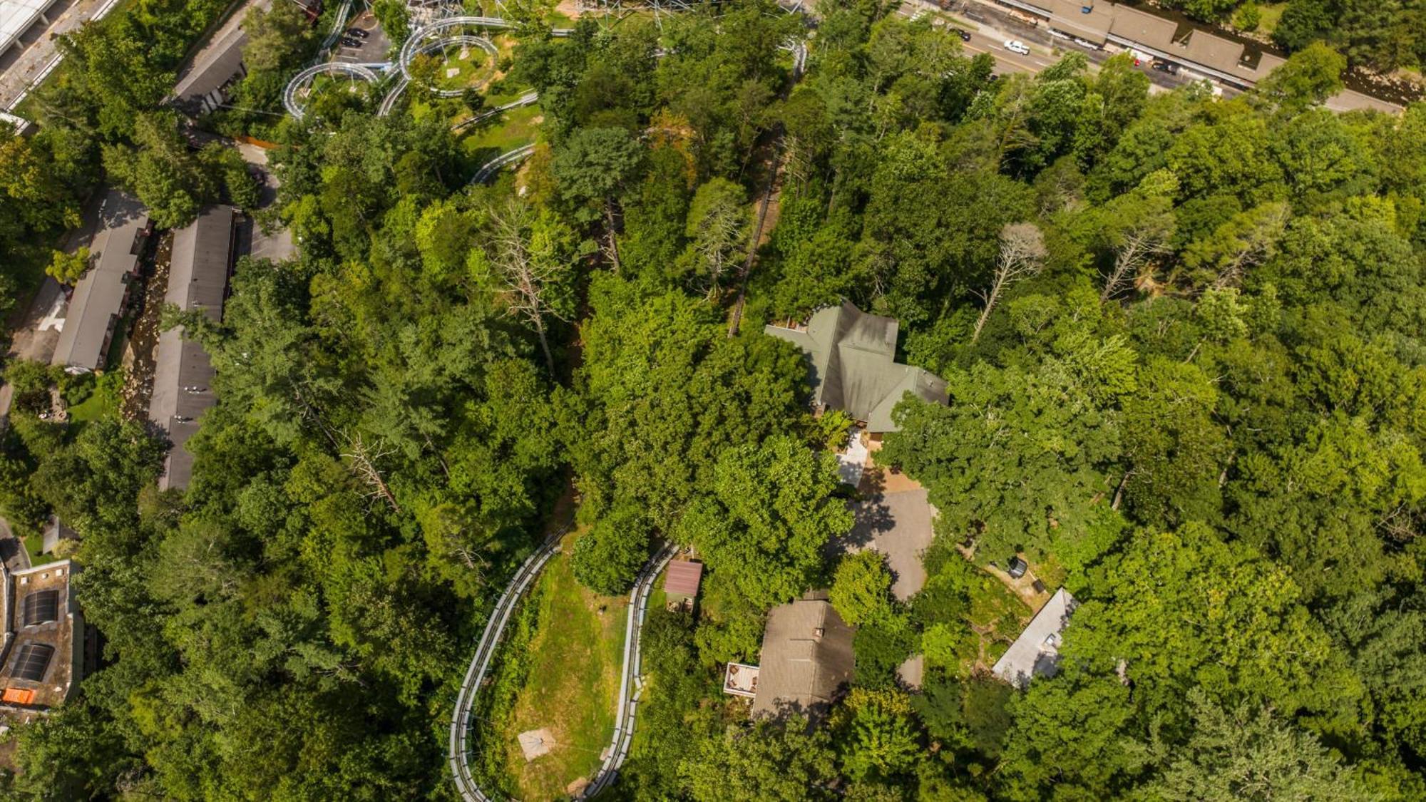 Whiskey Ridge Lodge: 1940s Gem With Views And Custom Game Holiday home Gatlinburg
