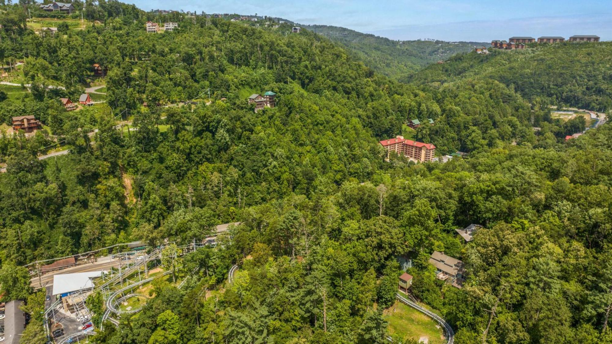 Whiskey Ridge Lodge: 1940s Gem With Views And Custom Game Holiday home *