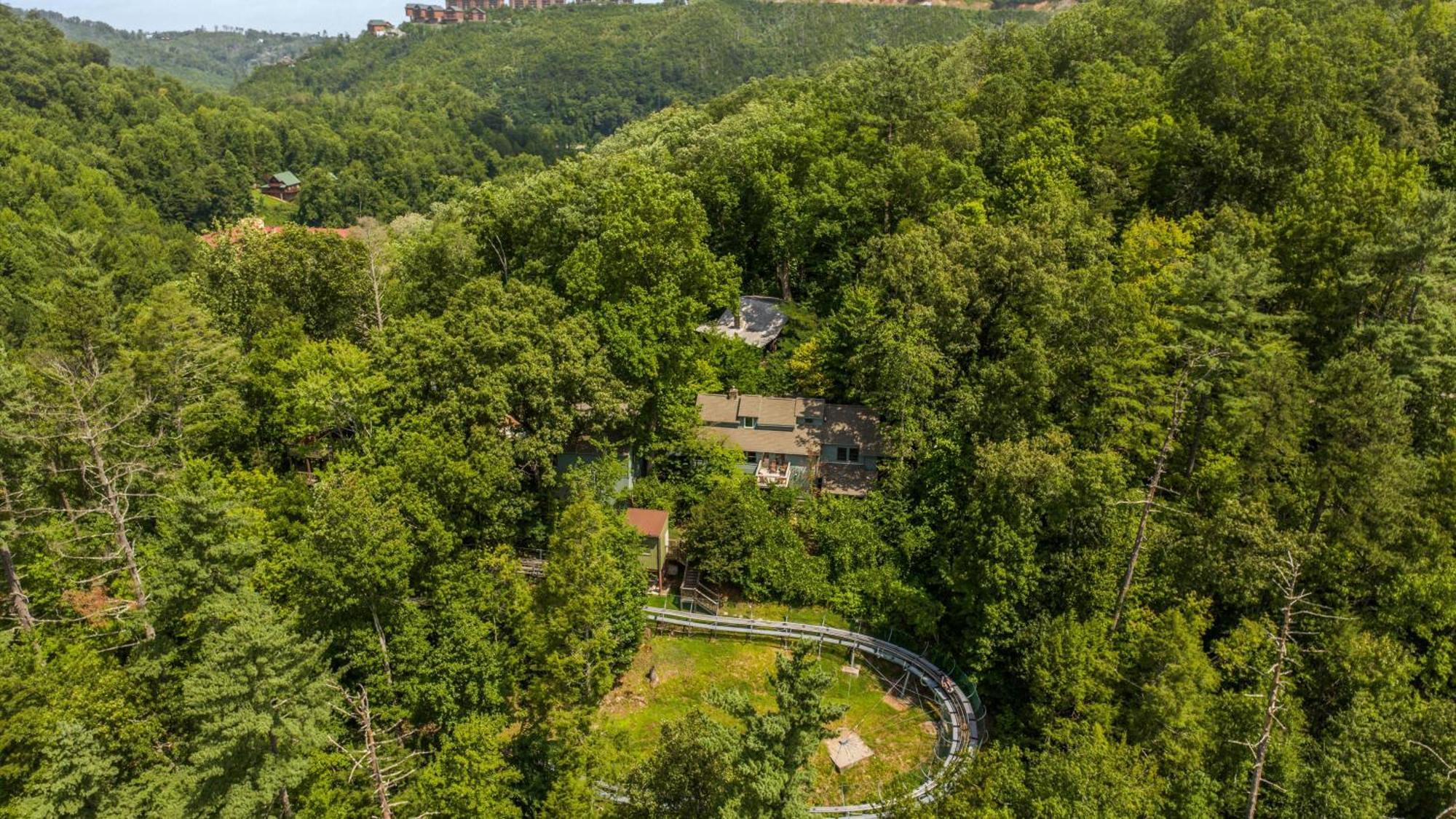 Whiskey Ridge Lodge: 1940s Gem With Views And Custom Game Holiday home Gatlinburg