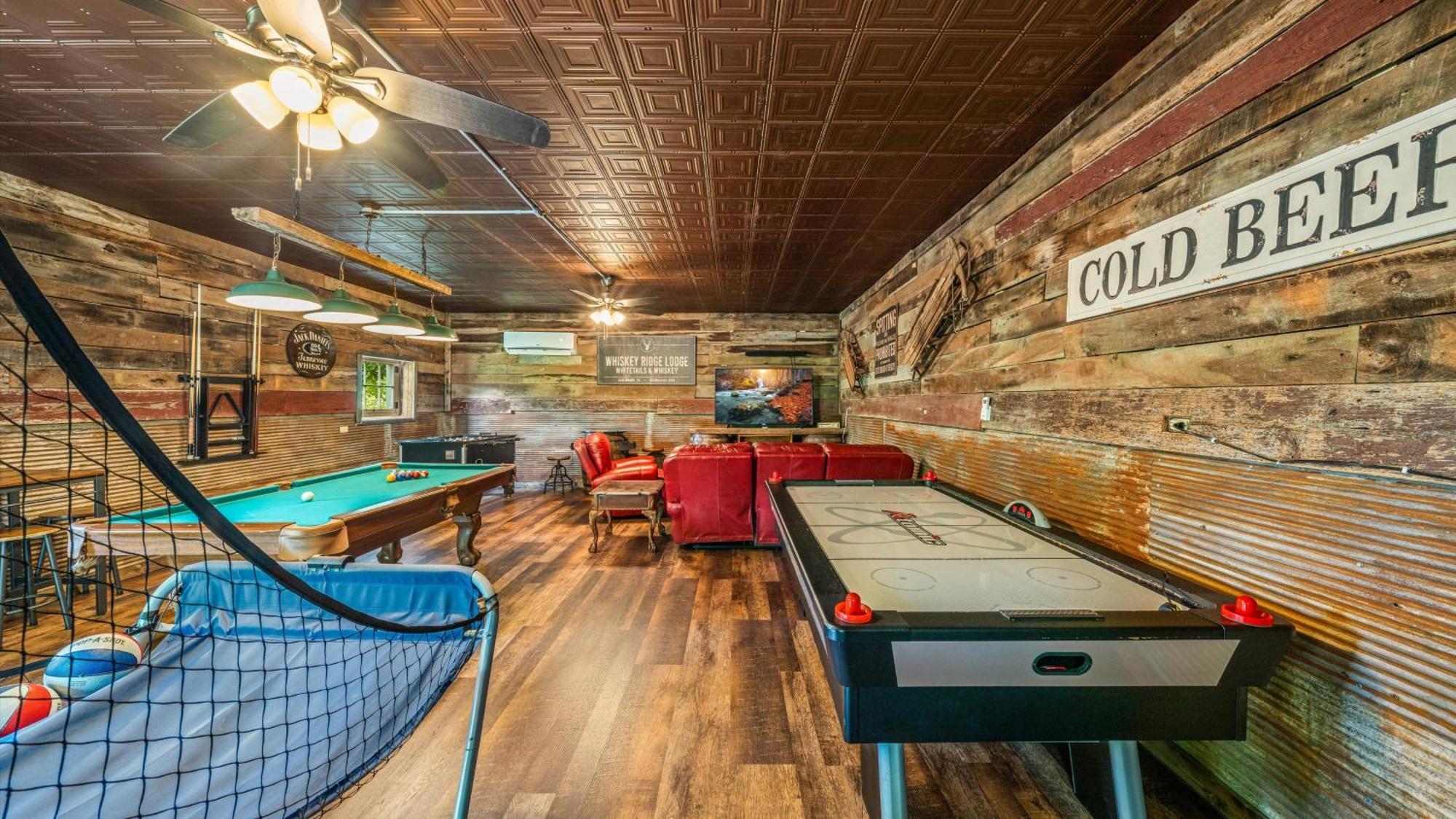 Whiskey Ridge Lodge: 1940s Gem With Views And Custom Game Holiday home *