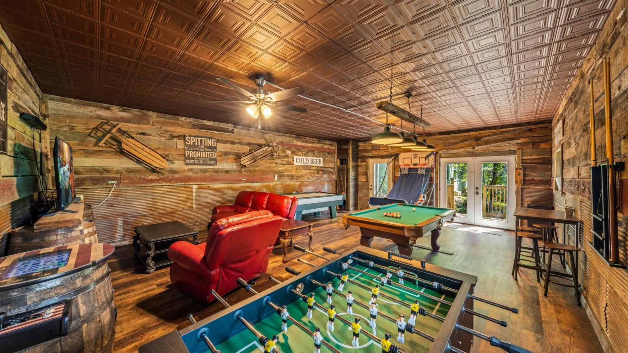 Holiday home Whiskey Ridge Lodge: 1940s Gem With Views And Custom Game Gatlinburg